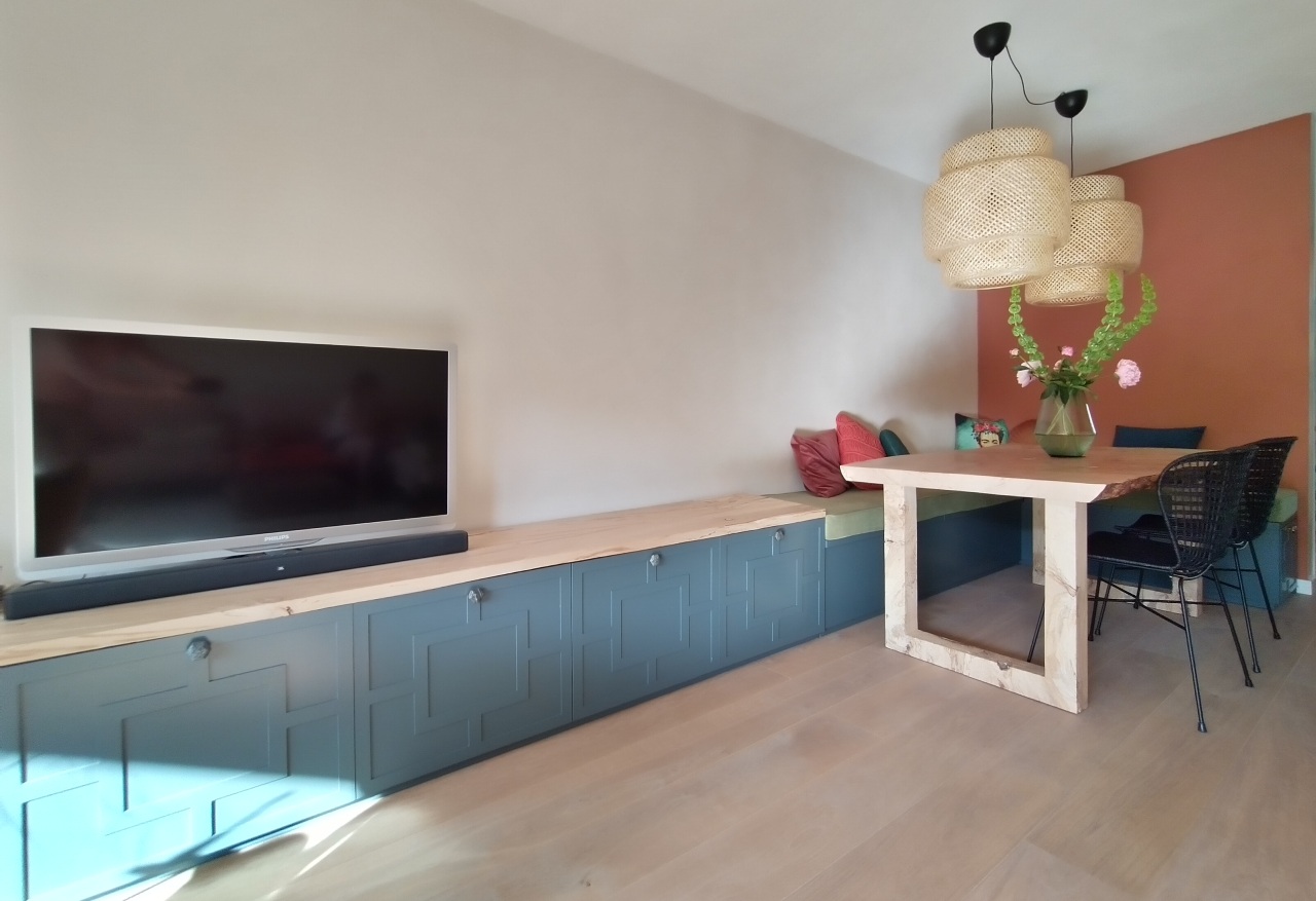 TV-meubel en bank gereed